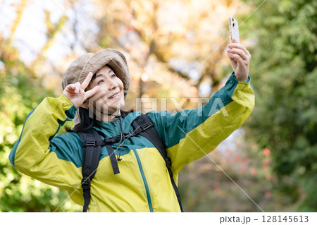 ハイキング　秋　黄葉　スマホ 128145613