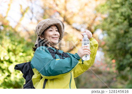 ハイキング　秋　黄葉　水　水分補給 128145616