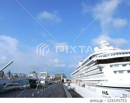 大さん橋に停泊する飛鳥Ⅲ 128145753