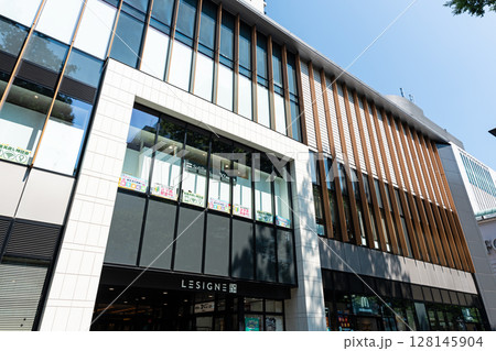 府中駅前のけやき並木通りから見た武蔵府中ル・シーニュでお買物　東京都府中市宮町 128145904