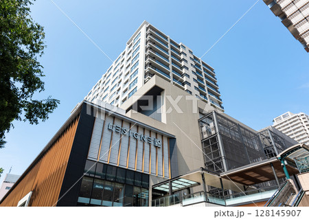 府中駅前のけやき並木通りから見た武蔵府中ル・シーニュの外観 東京都府中市宮町 府中駅前のけやき並木通りから見た武蔵府中ル・シーニュの外観 東京都府中市宮町 128145907