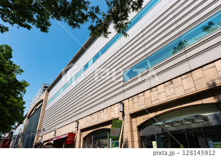 ミッテン府中　FORiS南端から北方向の景色　京王線府中駅前のショッピングセンター　東京都府中市宮町 128145912