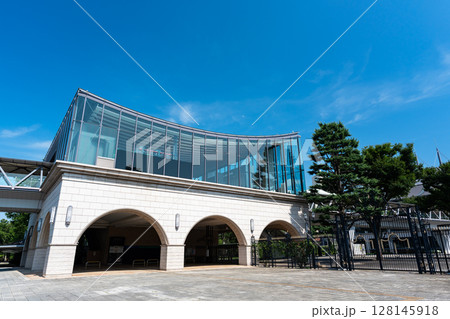 東京競馬場(府中競馬場)の正門を見上げる 東京都府中市日吉町 東京競馬場(府中競馬場)の正門を見上げる 東京都府中市日吉町 128145918