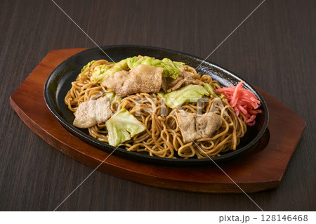 鉄板にのった焼きそば 128146468