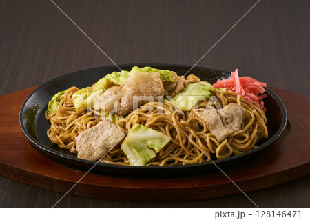 鉄板にのった焼きそば 128146471