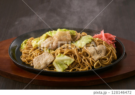 鉄板にのった焼きそば 128146472