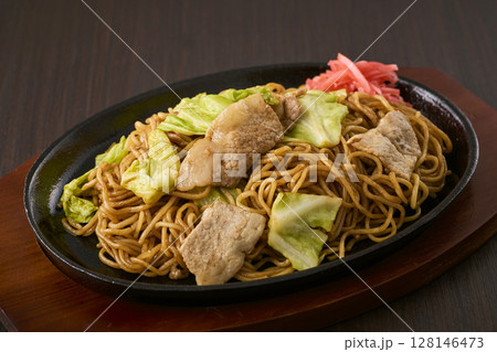 鉄板にのった焼きそば 128146473