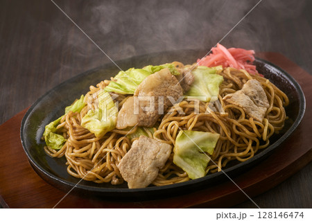 鉄板にのった焼きそば 128146474