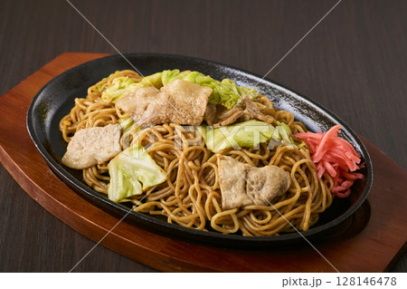 鉄板にのった焼きそば 128146478