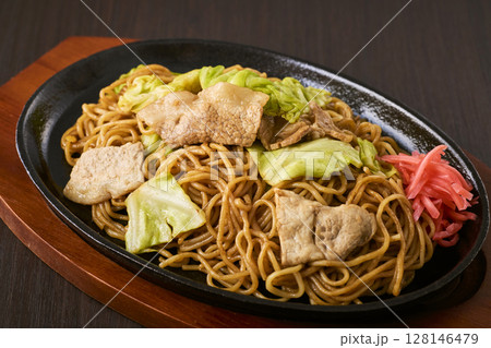 鉄板にのった焼きそば 128146479