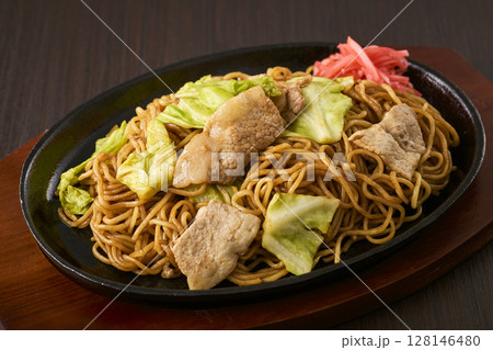 鉄板にのった焼きそば 128146480