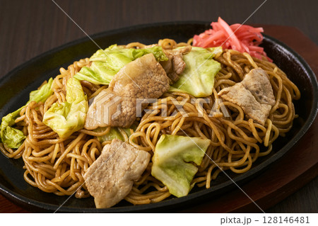 鉄板にのった焼きそば 128146481