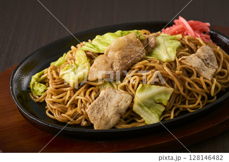 鉄板にのった焼きそば 128146482