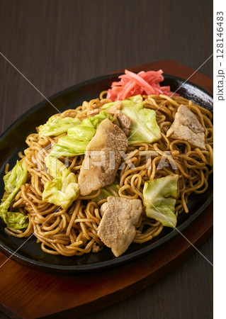 鉄板にのった焼きそば 128146483