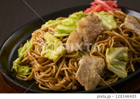 鉄板にのった焼きそば 128146485