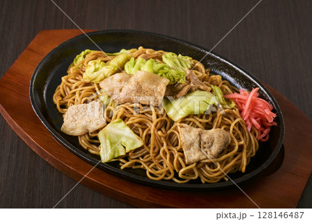 鉄板にのった焼きそば 128146487