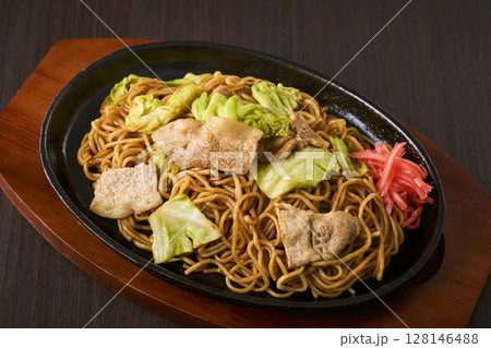 鉄板にのった焼きそば 128146488