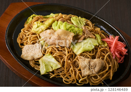 鉄板にのった焼きそば 128146489