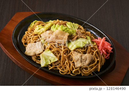 鉄板にのった焼きそば 128146490