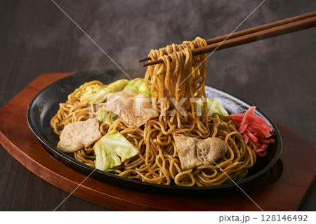 鉄板にのった焼きそば 128146492