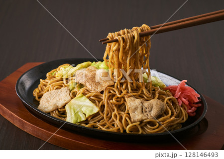 鉄板にのった焼きそば 128146493