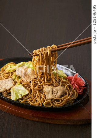 鉄板にのった焼きそば 128146495