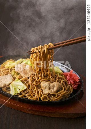 鉄板にのった焼きそば 128146496