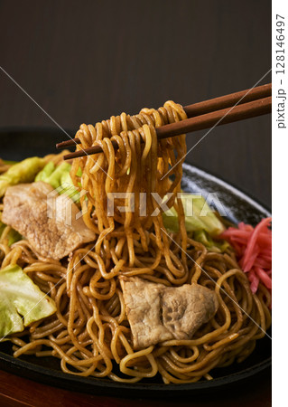 鉄板にのった焼きそば 128146497