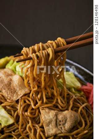 鉄板にのった焼きそば 128146498