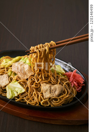 鉄板にのった焼きそば 128146499