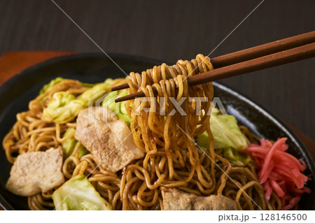 鉄板にのった焼きそば 128146500