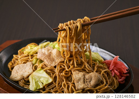 鉄板にのった焼きそば 128146502