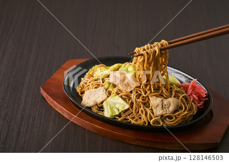 鉄板にのった焼きそば 128146503