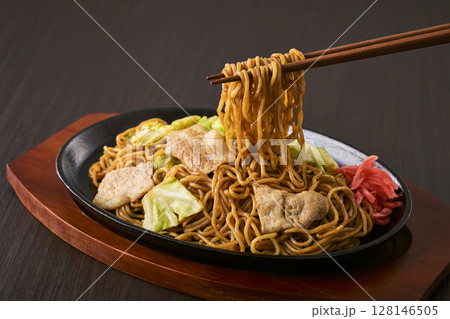 鉄板にのった焼きそば 128146505