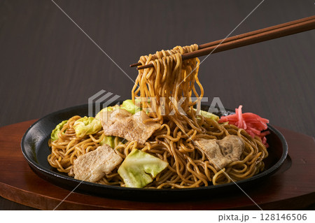 鉄板にのった焼きそば 128146506
