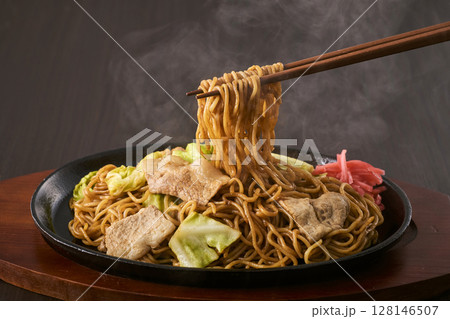 鉄板にのった焼きそば 128146507