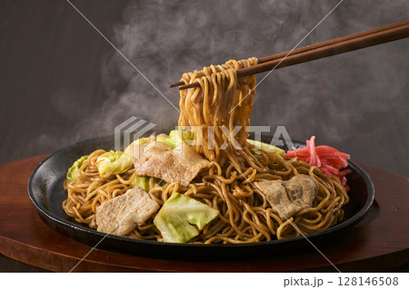 鉄板にのった焼きそば 128146508