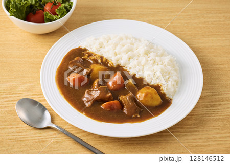 皿に盛られた美味しそうなカレーライス 128146512