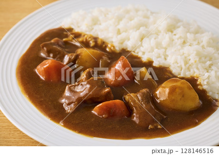 皿に盛られた美味しそうなカレーライス 128146516