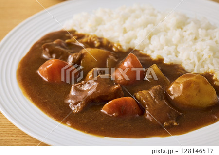 皿に盛られた美味しそうなカレーライス 128146517