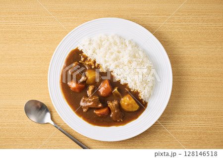 皿に盛られた美味しそうなカレーライス 皿に盛られた美味しそうなカレーライス 128146518