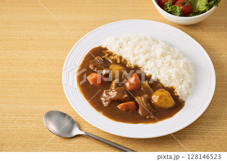 皿に盛られた美味しそうなカレーライス 128146523