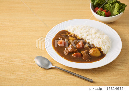 皿に盛られた美味しそうなカレーライス 128146524