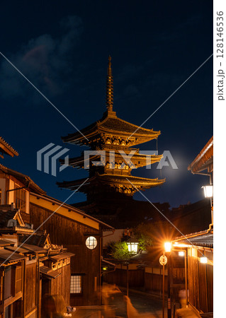 夜の京都、文化的景観 128146536