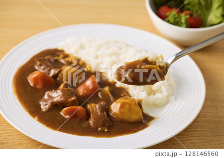 皿に盛られた美味しそうなカレーライス 皿に盛られた美味しそうなカレーライス 128146560