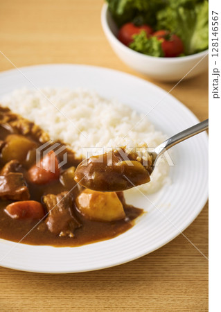 皿に盛られた美味しそうなカレーライス 128146567