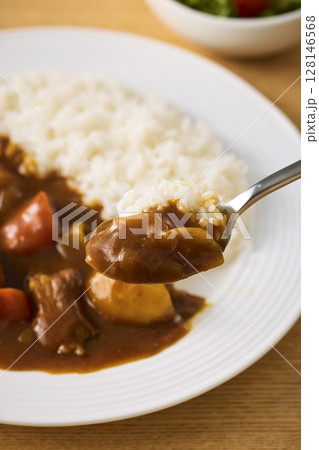 皿に盛られた美味しそうなカレーライス 128146568