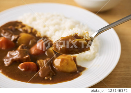 皿に盛られた美味しそうなカレーライス 皿に盛られた美味しそうなカレーライス 128146572