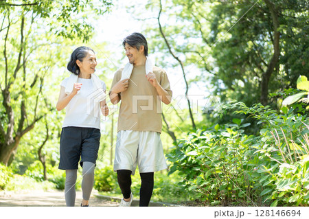 公園をウォーキングするミドル夫婦 128146694