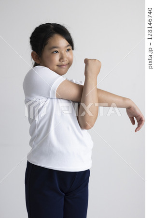 体操服を着た小学生 体操服を着た小学生 128146740